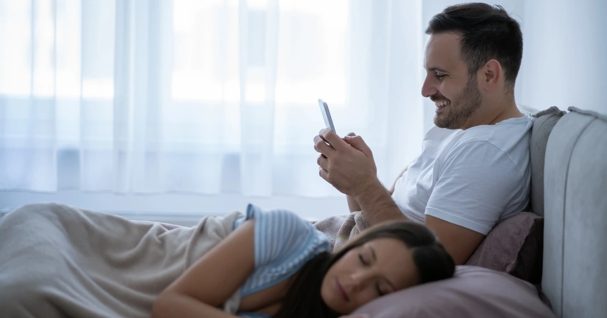 Read more about the article What’s Micro Cheating and Its Impact on Relationships